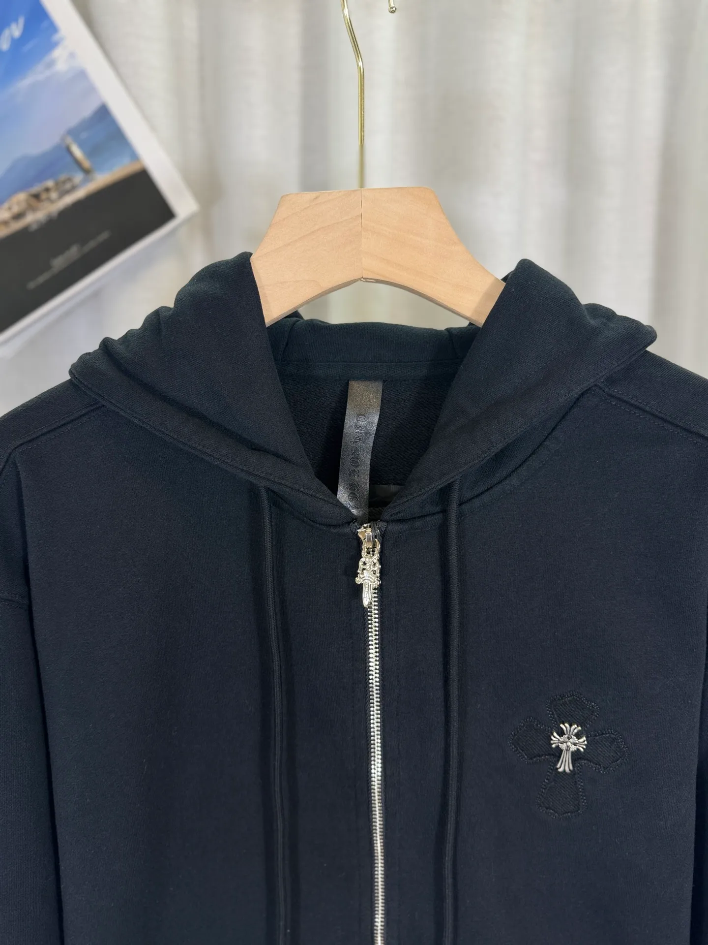 P350 top version, real shot without P, ​​different from market currency) 𝗖𝗵𝗿𝗼𝗺𝗲 𝗛𝗲𝗮𝗿𝘁𝘀/Cro Heart 2025 Washed Burnt Patches Embroidered Autumn and Winter New Original Counter American Laser Burnt 3D Couple Casual Cardigan Sweatshirt 👑The highest version! Customized fabric 480g tripe terry fabric! American acid-washed and distressed original fabric, laser burning + patch embroidery, exquisite embroidery of letters! The best-selling model in the counter, very comfortable to wear. Accessories: original molded and authenticated collar label➕100% silk wash label. Genuine purchase-grade original hangtag➕matching hanging rope➕3D hanging beads➕original packaging bag. Craftsmanship: The original version has consistent wiring! The highest version of the armhole matching technique! Color: Beige Black Size: S M L XL Style No.: 25-320